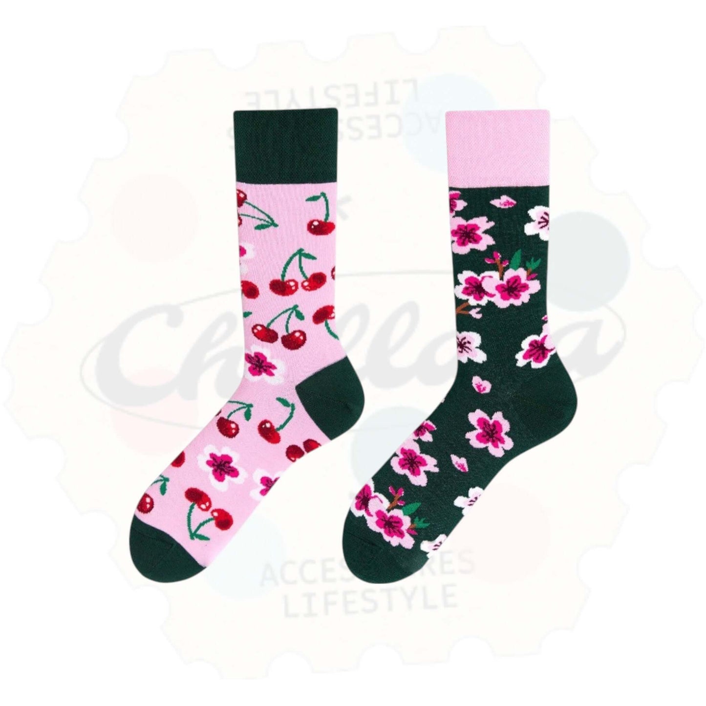 Chaussettes fantaisie dépareillées femme motif cerises rouges et fleurs roses type sakura sur fond vert et rose – style fruité et fleuri tendance.