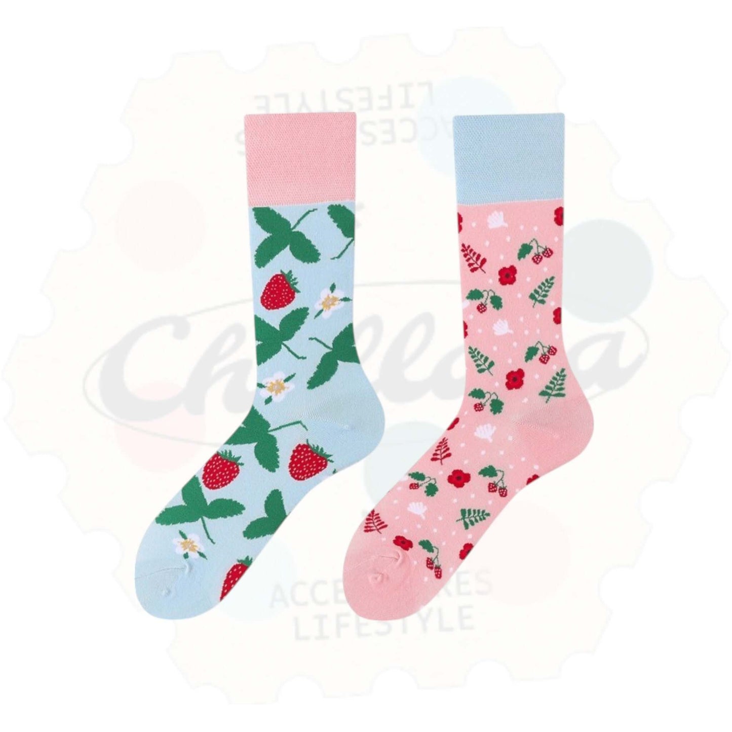 Chaussettes fantaisie dépareillées avec motifs de fraises et fleurs sur fond bleu et rose pastel – style fruité et printanier.