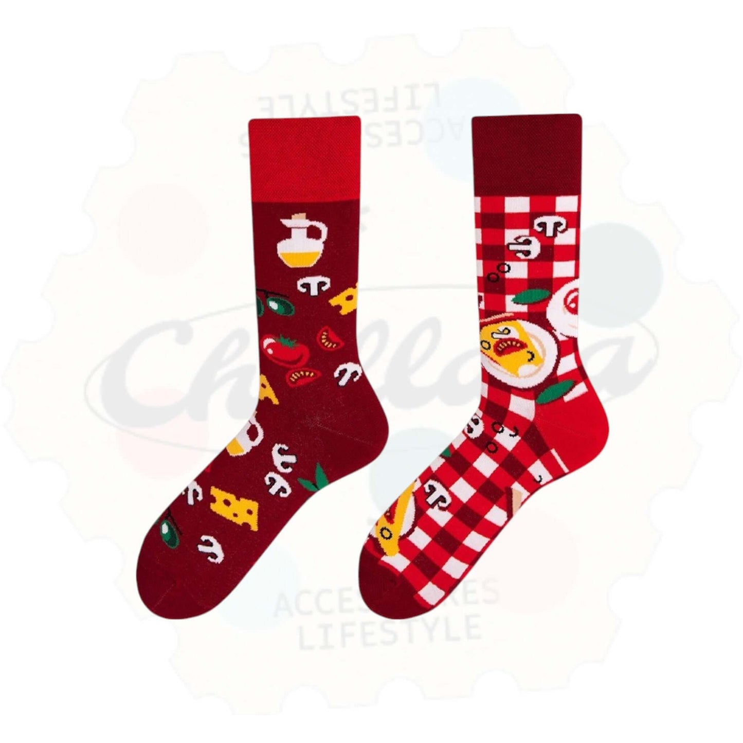 Chaussettes fantaisie dépareillées motif pizza : une chaussette rouge avec ingrédients de pizza (champignons, fromage, tomates, huile), l’autre à carreaux façon nappe de pique-nique avec tranches de pizza et légumes.
