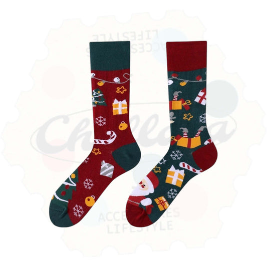 Chaussettes fantaisie dépareillées sur le thème de Noël avec motifs cadeaux, sucre d’orge, Père Noël et flocons de neige – ambiance festive et hivernale.