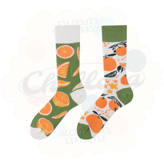 Chaussettes fantaisie dépareillées avec motifs d’oranges juteuses et de fleurs, sur fond vert et blanc – accessoire coloré et fruité parfait pour un look estival.