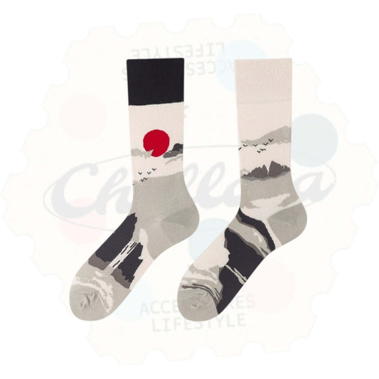 Chaussettes fantaisie dépareillées motif japonais : une chaussette avec paysage de montagnes minimalistes et soleil rouge, l’autre avec vallées grises et vol d’oiseaux sur fond crème.