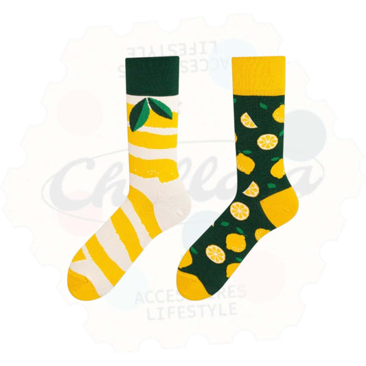 Chaussettes fantaisie dépareillées motif citron style méditerranéen : une chaussette à rayures jaunes avec un citron entier et des feuilles, l’autre à imprimé citrons entiers et tranches sur fond vert.