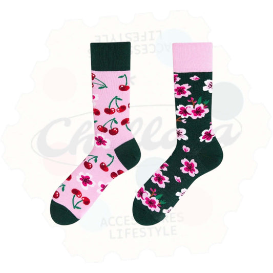 Chaussettes fantaisie dépareillées femme motif cerises rouges et fleurs roses type sakura sur fond vert et rose – style fruité et fleuri tendance.