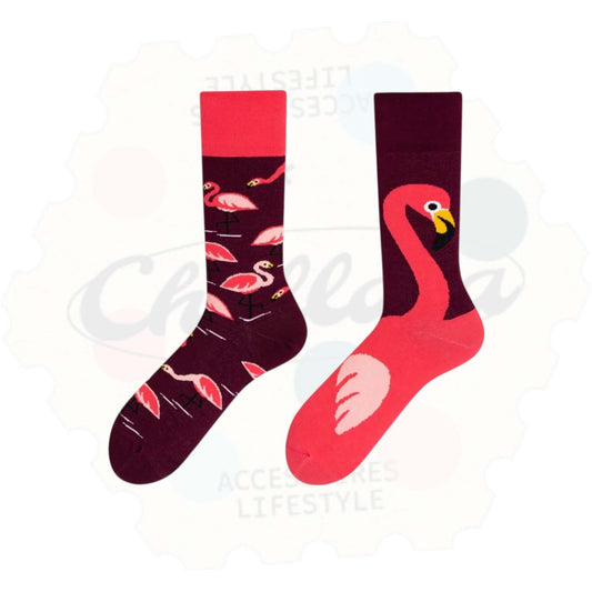 Chaussettes fantaisie dépareillées motif flamant rose : une chaussette bordeaux avec plusieurs flamants roses debout, l’autre avec un grand flamant rose en gros plan sur fond rouge foncé.