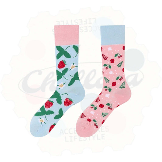 Chaussettes fantaisie dépareillées avec motifs de fraises et fleurs sur fond bleu et rose pastel – style fruité et printanier.