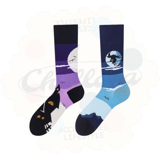 Chaussettes fantaisie dépareillées Halloween : une chaussette violette avec manoir hanté et pleine lune, l’autre bleue avec silhouette de sorcière volant sur un balai devant la lune.