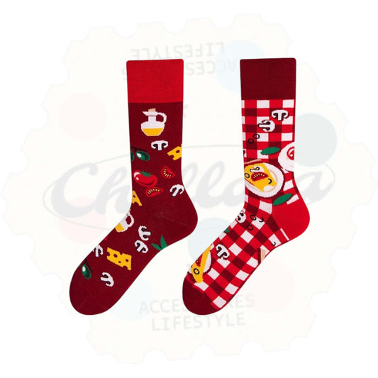 Chaussettes fantaisie dépareillées motif pizza : une chaussette rouge avec ingrédients de pizza (champignons, fromage, tomates, huile), l’autre à carreaux façon nappe de pique-nique avec tranches de pizza et légumes.
