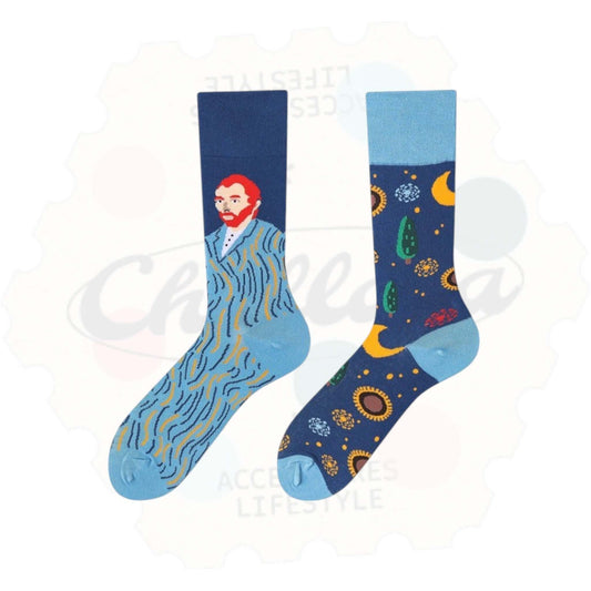 Chaussettes fantaisie dépareillées Van Gogh : une chaussette avec portrait de Vincent van Gogh en bleu sur fond tourbillonnant, l’autre avec motifs de nuit étoilée, croissants de lune, tournesols et cyprès sur fond bleu.