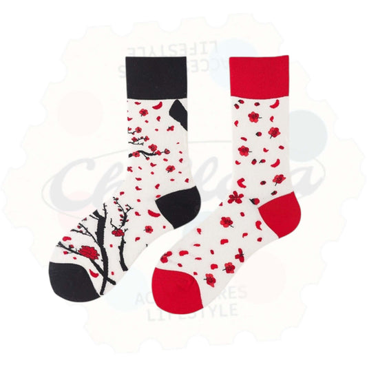 Chaussettes fantaisie dépareillées avec motifs floraux de cerisiers japonais, fond blanc, touches de noir et rouge – style asiatique printanier élégant.