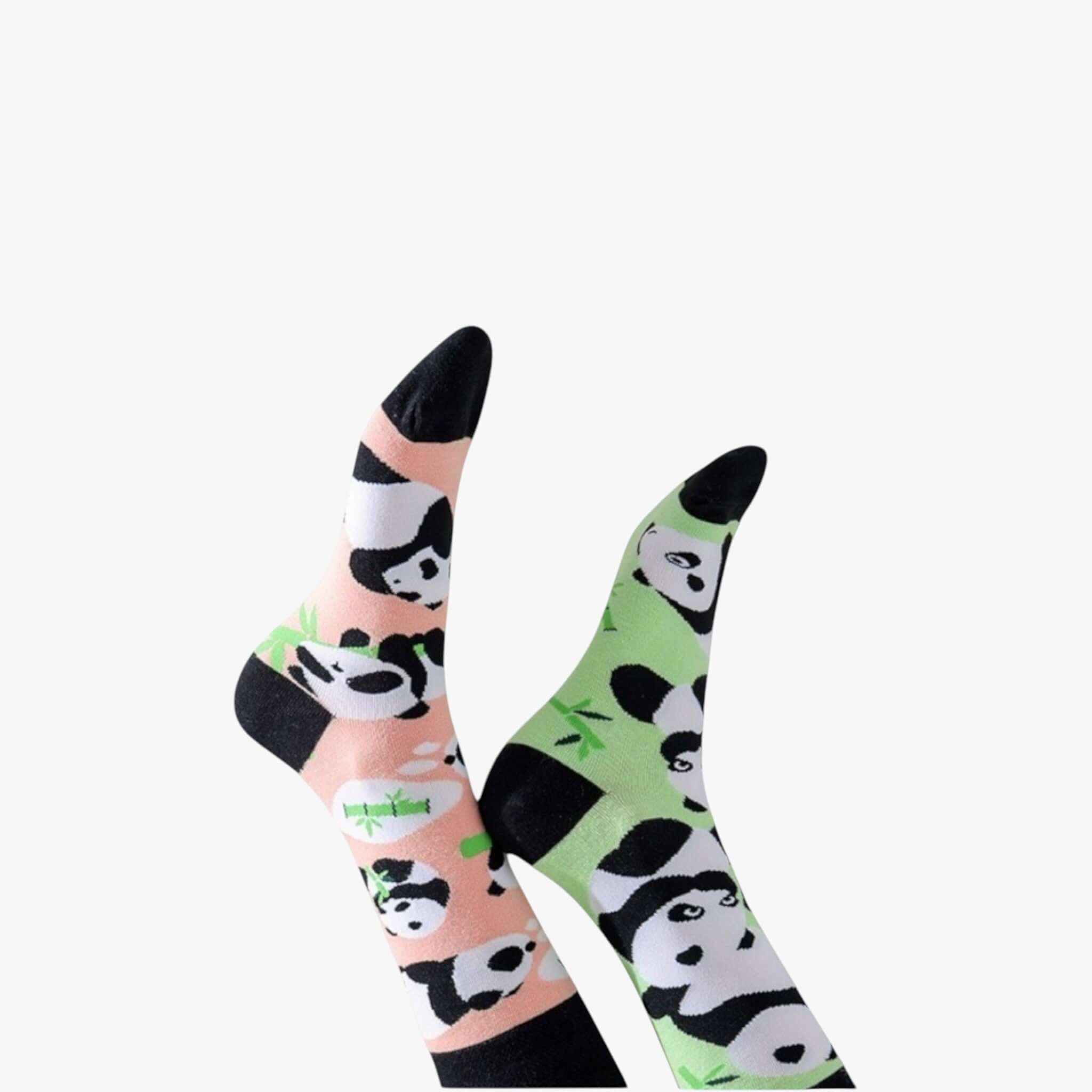 Chaussettes fantaisie dépareillées avec motifs panda et bambou, une paire en vert et l’autre en rose, style original et coloré pour affirmer son look.